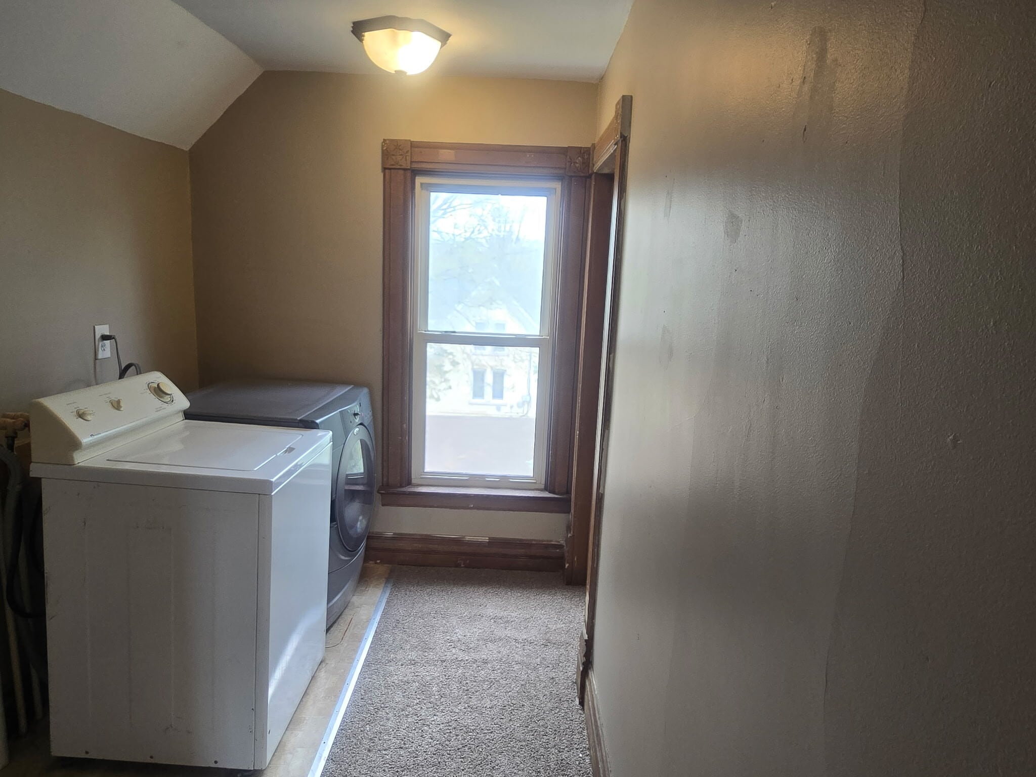 In-unit washer/dryer - 148 1/2 N Watertown St