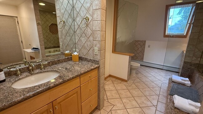 Building Photo - 3 Bed, 2.5 Bath - Beautifully Updated Down...