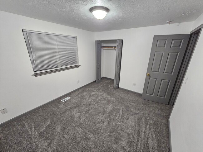 Building Photo - 2409 E Columbia Ave