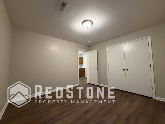 Building Photo - 221 Quintas Ave