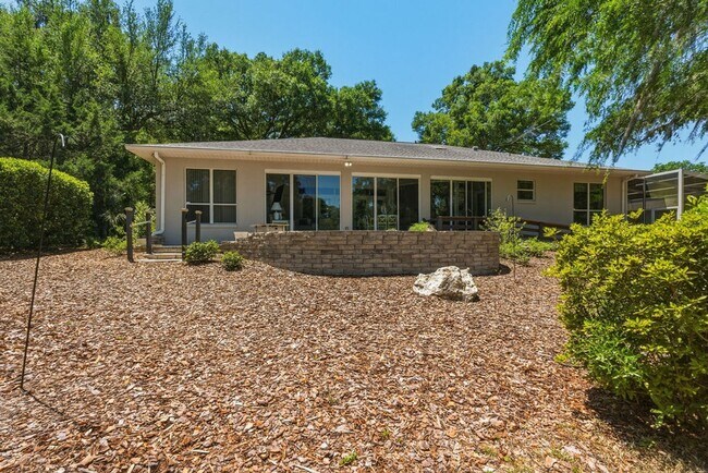 Building Photo - Must See Immaculate 3/2 Rainbow Springs with Lanai