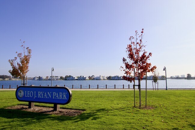 Building Photo - 129 E Court Ln