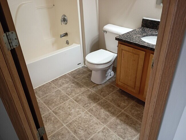 Building Photo - *WINTER MOVE-IN SPECIAL* 3 Bedroom | 2 Bathroom 2nd Floor Unit in Oelwein Available in RIGHT NOW!