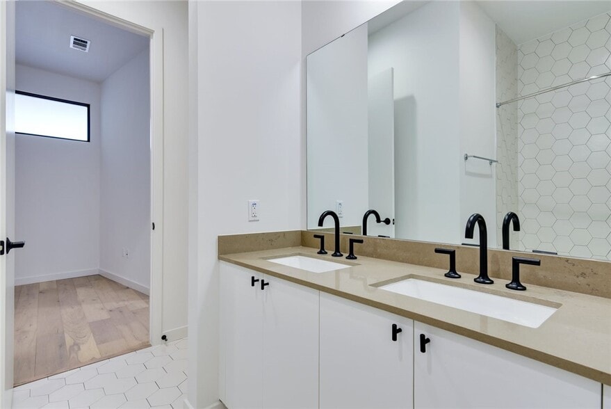 Building Photo - 800 Embassy Dr