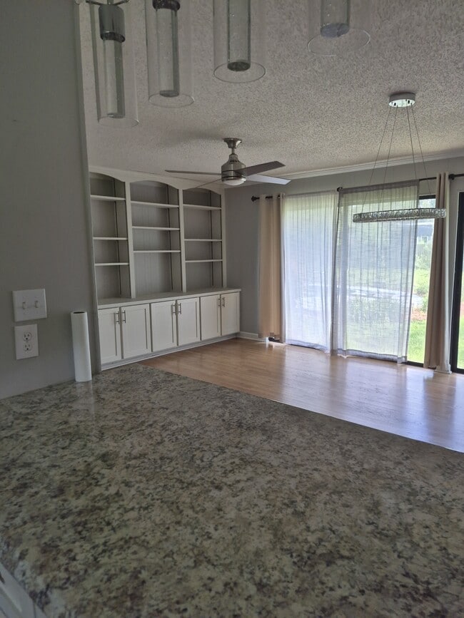 Building Photo - 207 Brookview Terrace