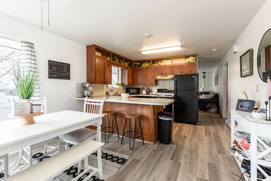 Large open Kitchen - 815 Orchard Dr