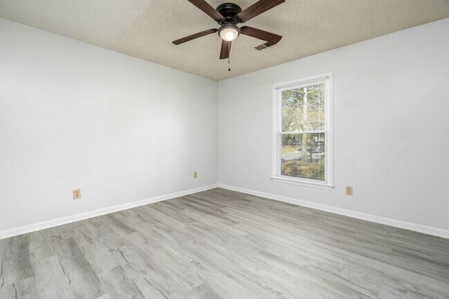 Building Photo - 118 Roberta Dr