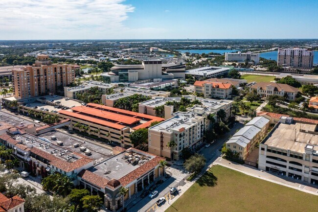 Building Photo - 630 S Sapodilla Ave