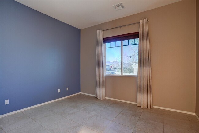 Building Photo - Lower price! Beautiful 2 bed + den, 2 bath Home Located in Quailwood!