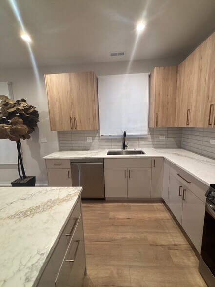 Building Photo - 6853 W Belmont Ave