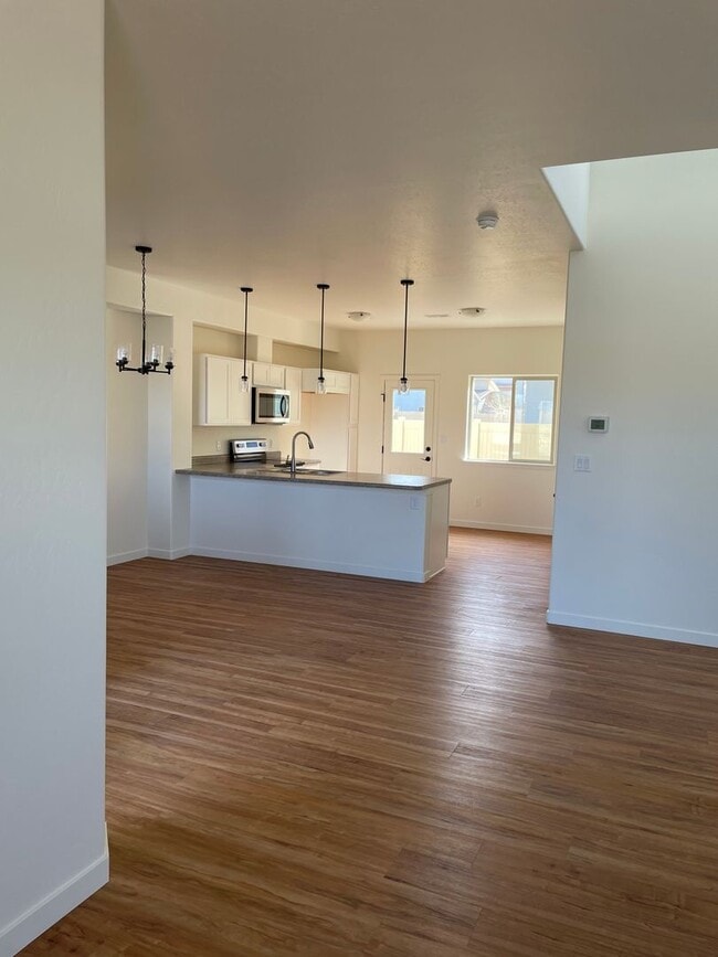 Building Photo - 3 Bedroom/2 1/2 bath, 2 car garage availab...