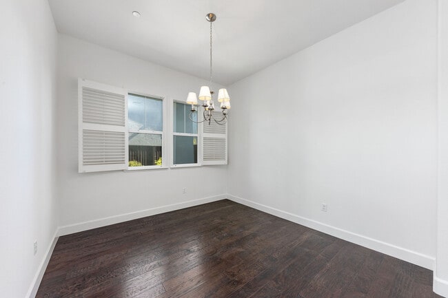 Building Photo - 1680 Southview Dr