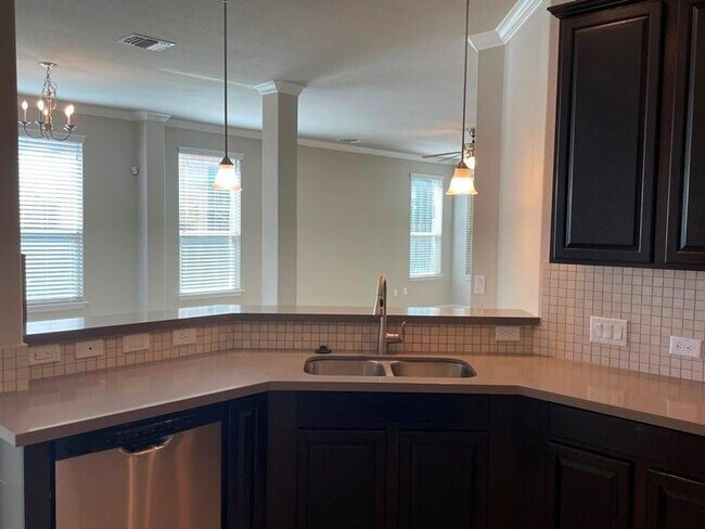 Building Photo - 400 Hummingbird Ln