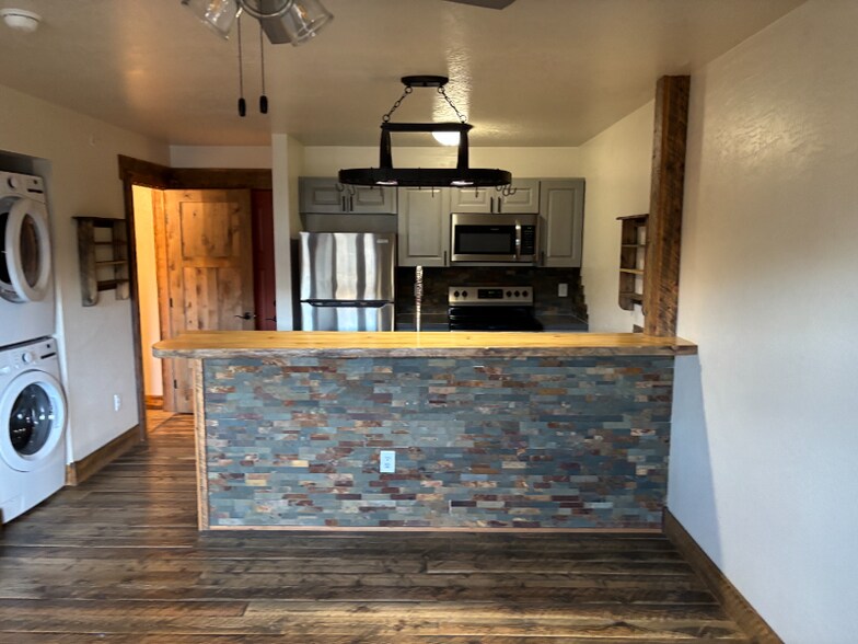 Building Photo - 6240-6243 Three Needles Ln