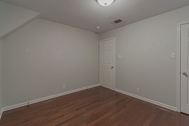 Building Photo - $300 OFF 1ST MONTH RENT IF YOU MOVE IN WIT...