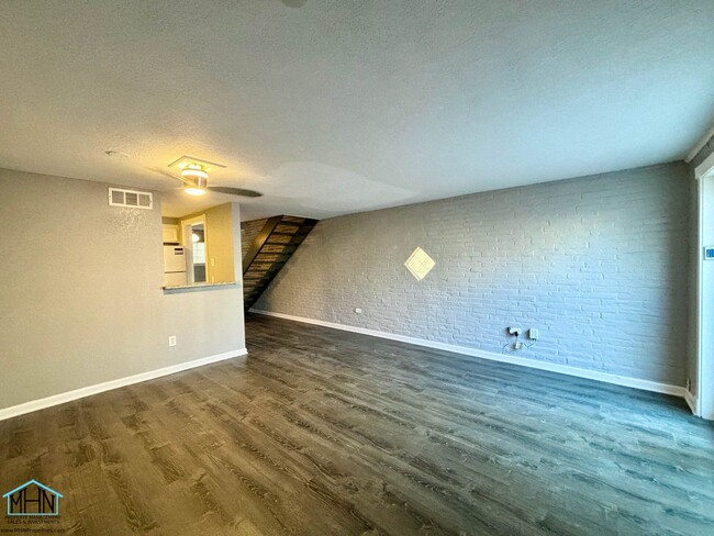 Building Photo - 2 bed/1 bath 2-story townhome w/patio in a...