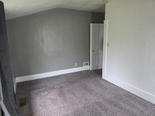 Building Photo - Spacious 2-Bedroom, 1-Bathroom Home – $1,300/Month | Move-In Special Available