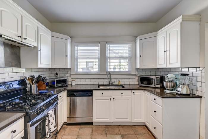 Kitchen - 939 Seymour Ave