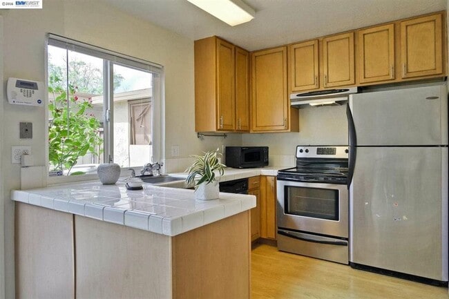 Building Photo - $2,890 / 3 BR - GORGEOUS TOWN HOME IN NORTHGATE AREA OF FREMONT!