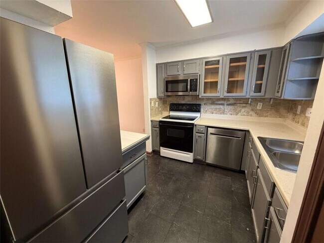 Building Photo - 1702 Pine Tree Dr