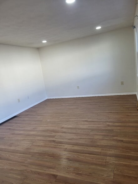 Building Photo - 70 Broadway