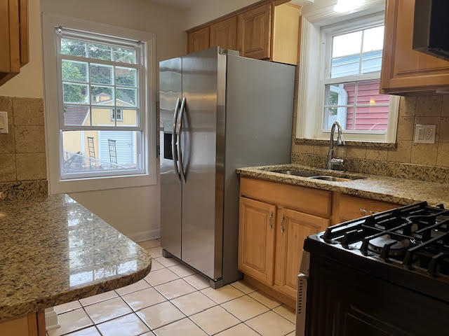 Kitchen - 4053 N Plainfield Ave