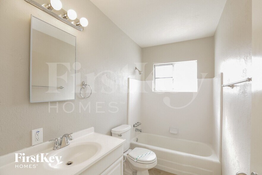 Building Photo - 2011 W Maryland Ave