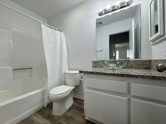 Building Photo - Gorgeous Remodeled 3+2 On Half Acre- $2600