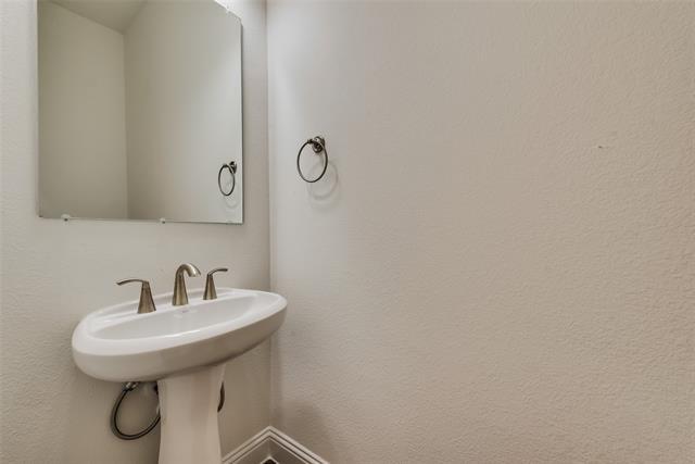 Building Photo - 617 Montrose Dr