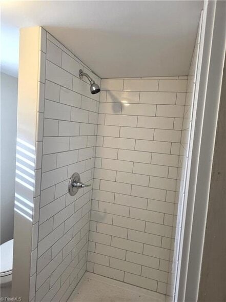 Building Photo - 816 Banner St