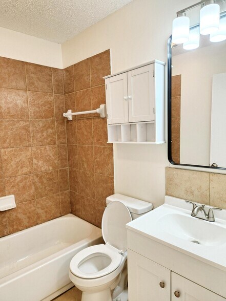 Hall bath - 111 Meteor Dr