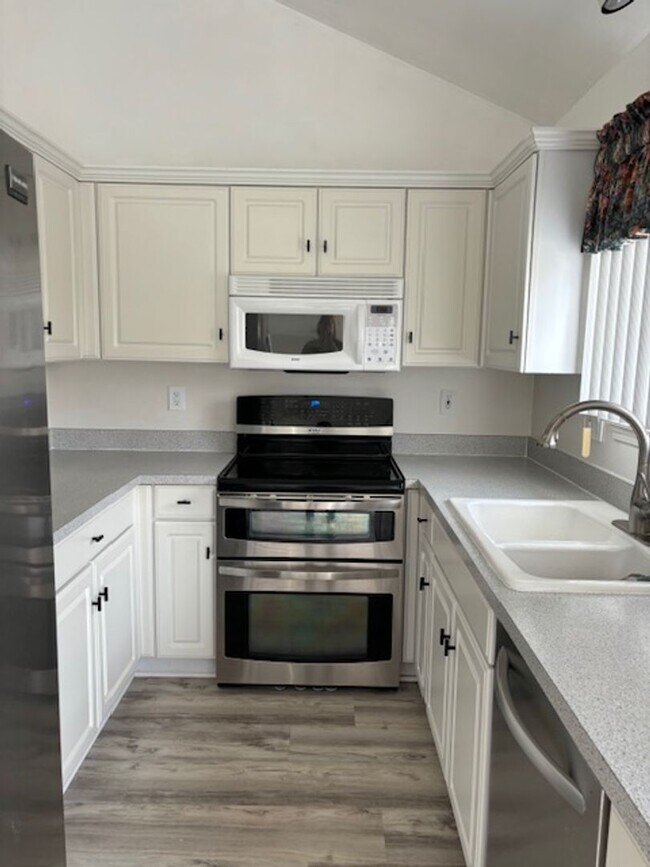 Building Photo - STUNNING LAKE VIEWS, BRIGHTON 3 BEDROOM HOME