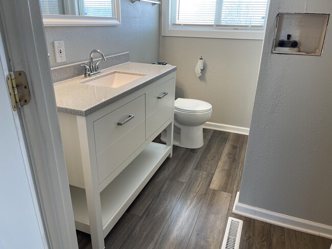 Building Photo - 600 Sara St