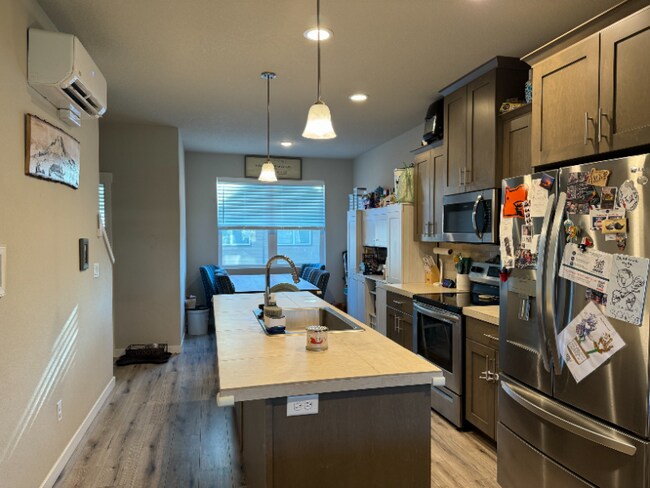 Building Photo - 162 SW Howard Pl N