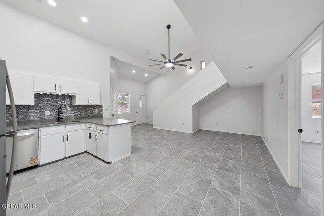 Building Photo - 821 Los Lagos Way