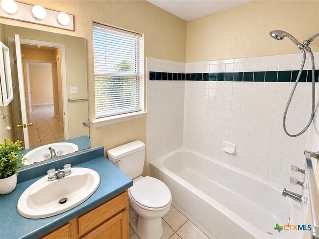Building Photo - 2204 Lazy Ridge Dr