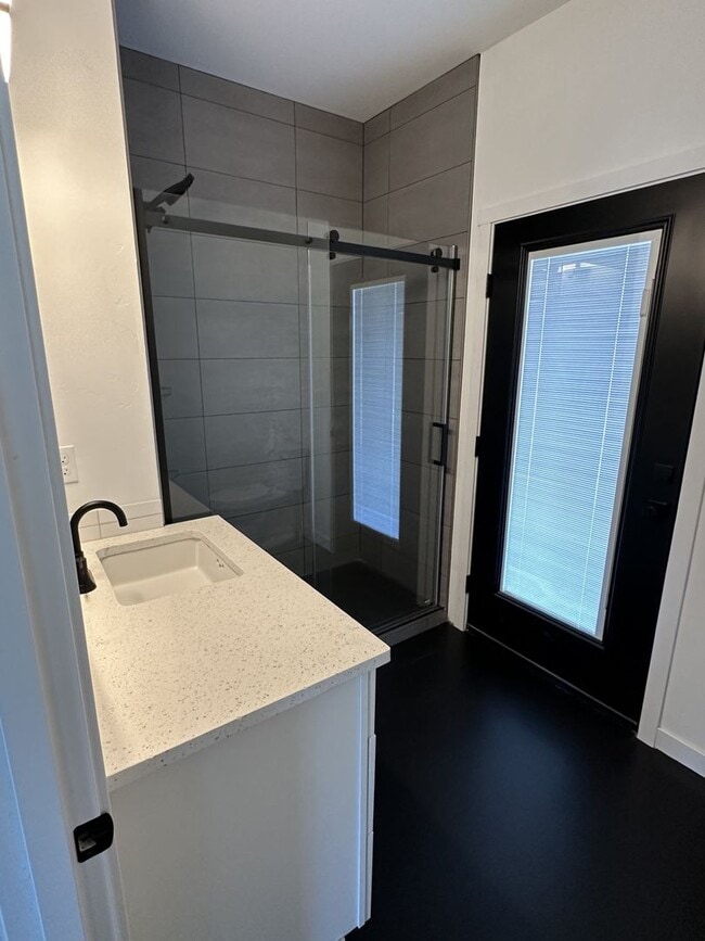 Building Photo - A Bright & Contemporary Home in Pasco