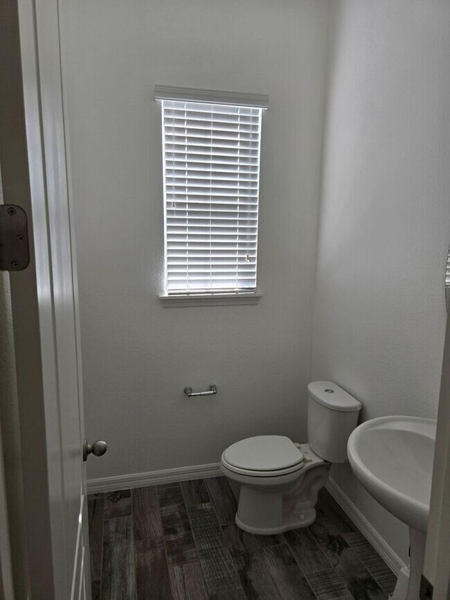 Building Photo - Stunning Three-Story Townhome, Located in the Heart of Altamonte Springs!