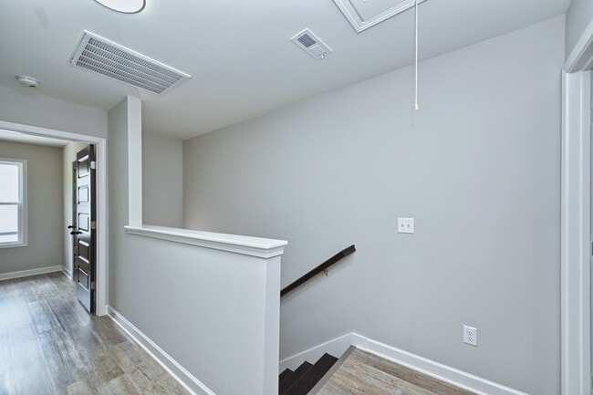 Building Photo - Like New and Move In Ready!