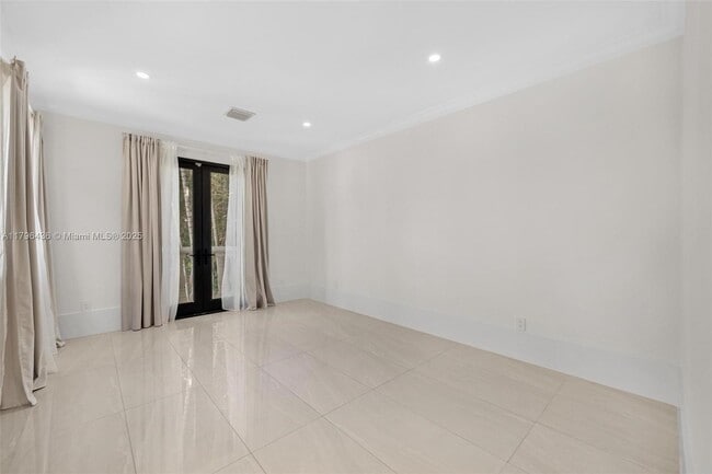 Building Photo - 8112 Los Pinos Cir