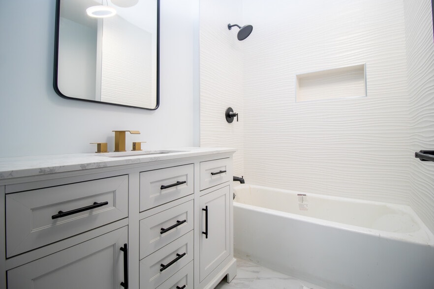 Building Photo - 649 E Groveland Park