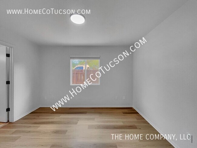 Building Photo - 2525 N Fair Oaks Ave