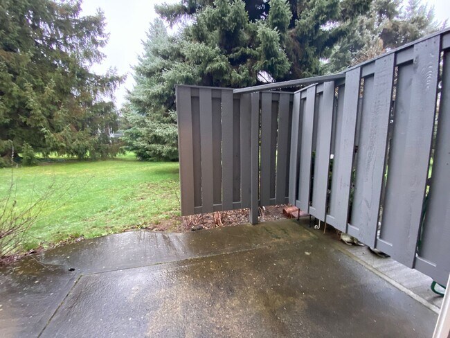 Building Photo - Application Pending - 3 Bedroom Condo for Rent - Hood River