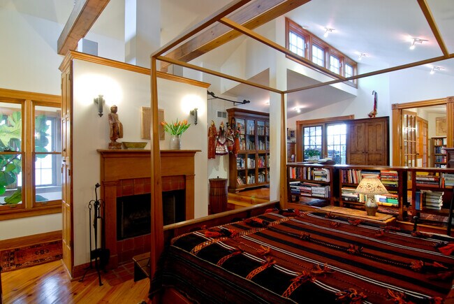 Building Photo - 622 W Briar Pl
