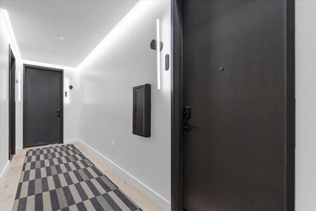 Building Photo - 610 Davis St