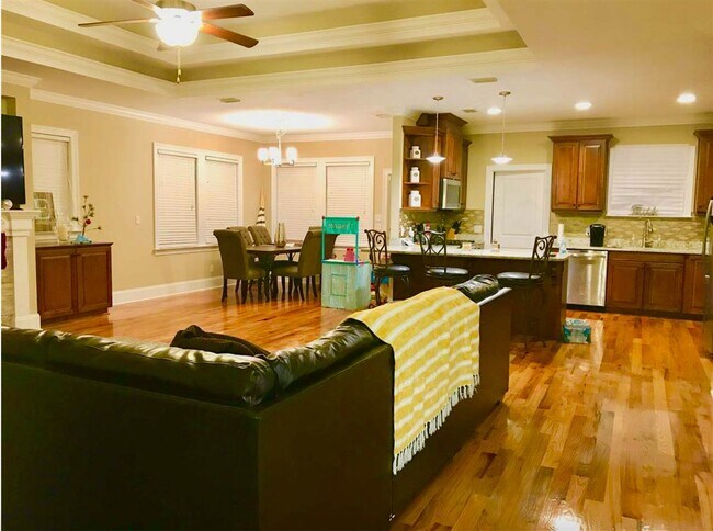 Building Photo - 2525 Lantana Ln