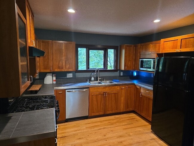 Building Photo - Pet Friendly! Redwood views! 3-bedroom hom...