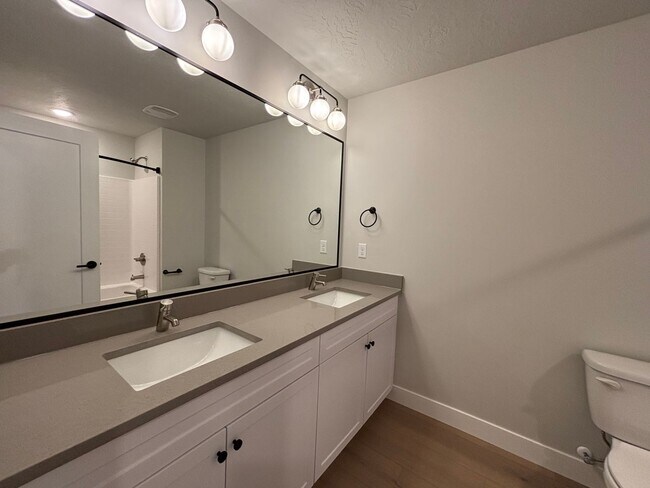 Building Photo - BRAND NEW END TOWNHOME FOR RENT!