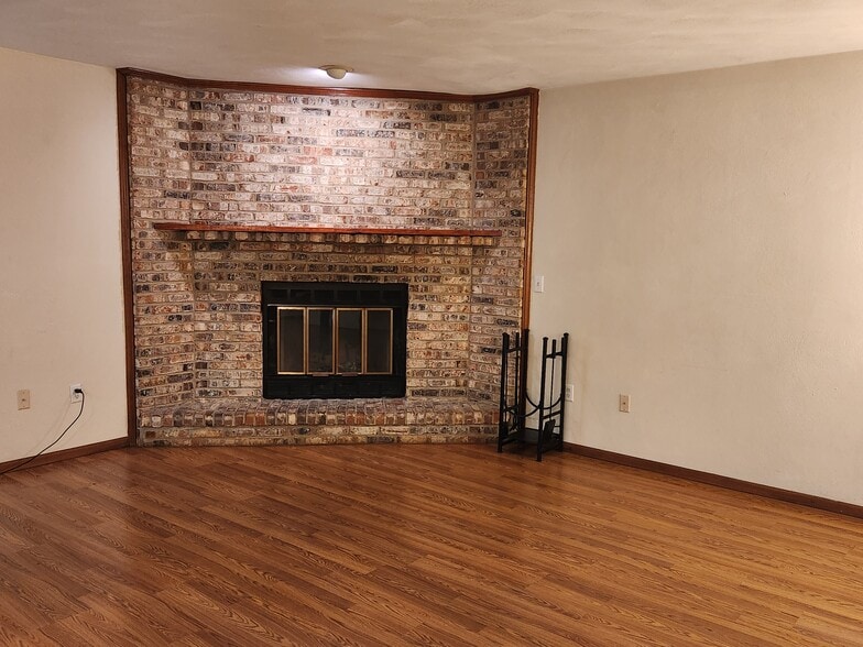 Building Photo - 3854 S Chalet Cir