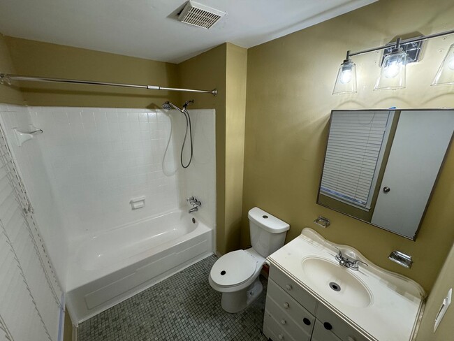 Building Photo - Spacious 3 Bed 2.5 Bath Townhome In Beautiful Sudley